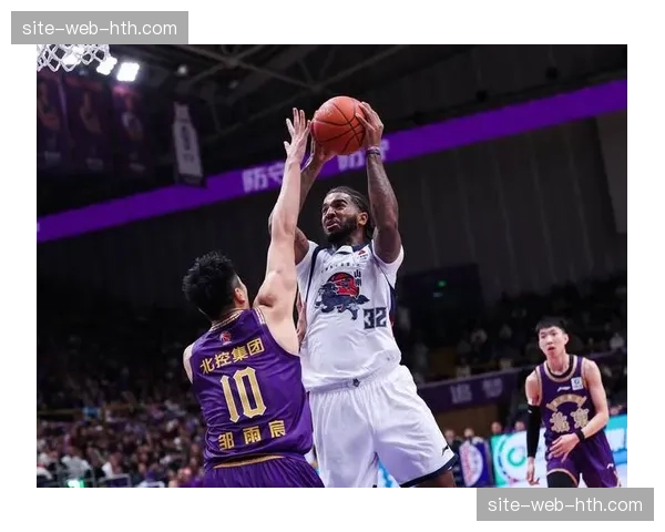 山东约翰逊手指有伤仍带伤出战 球队外援轮换陷入被动局面